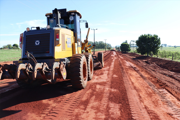 PREFEITURA DE ELDORADO ESTA REALIZANDO TRABALHO DE RECUPERAÇÃO DE ESTRADA NO ASSENTAMENTO FLORESTA BRANCA