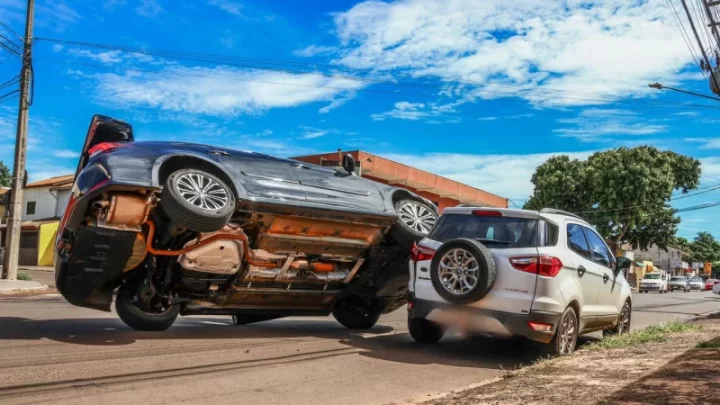 Imagem flagra momento em que Corolla sobe em Ecosport estacionado