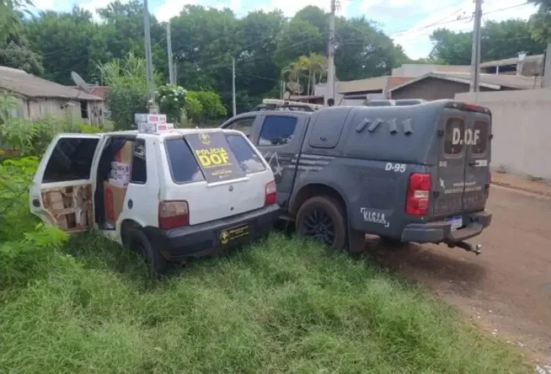 Carro é abandonado carregado com produtos contrabandeados