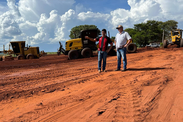 Prefeitura de Japorã faz readequação de trecho em estrada, bem como a revitalização da drenagem de água pluviais.