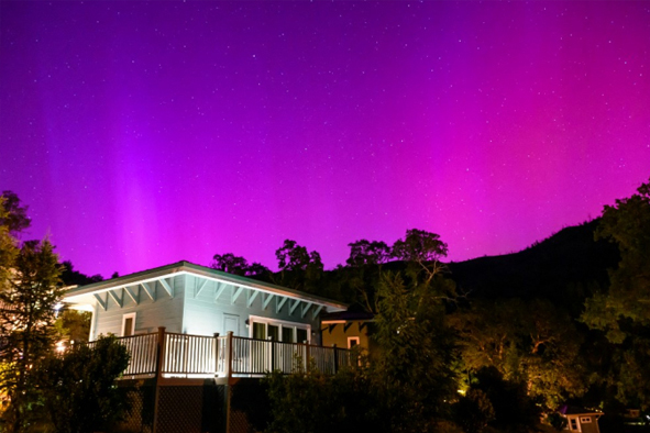 Primeira tempestade solar ‘extrema’ em 20 anos causa auroras polares espetaculares