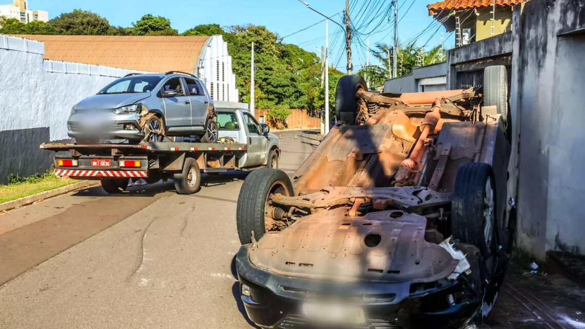 Policial capota carro ao bater em dois veículos no Monte Castelo em Campo Grande