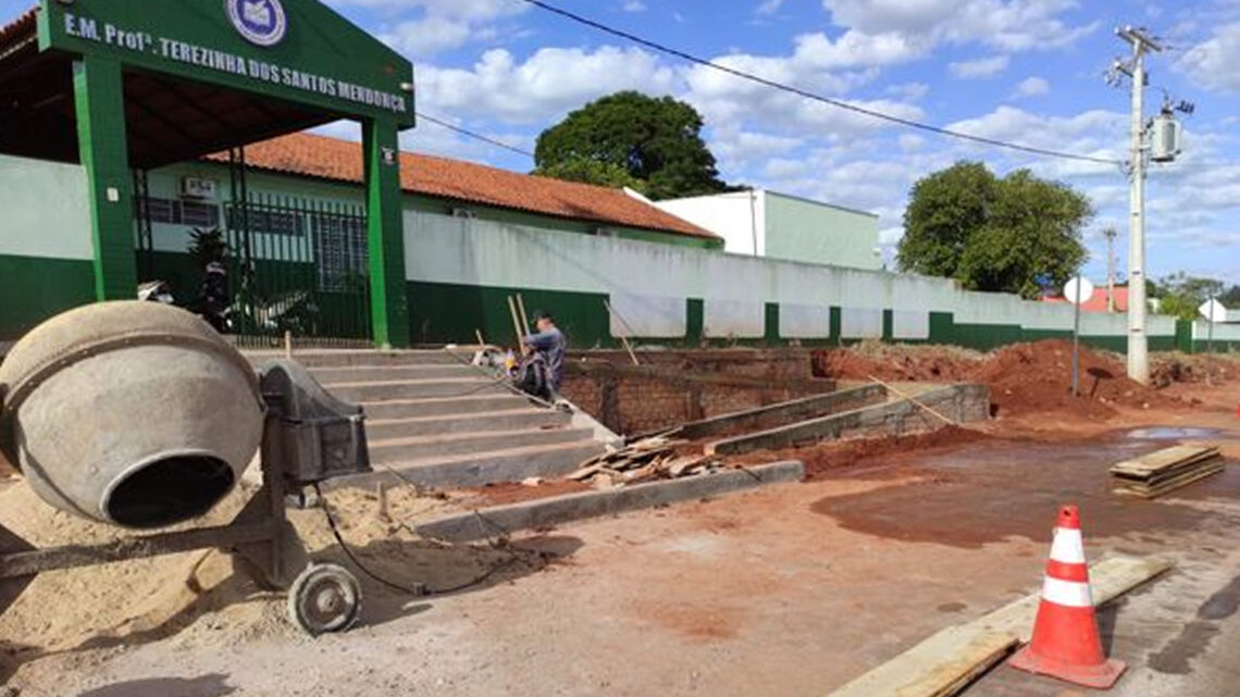 Infraestrutura inicia semana de trabalho com reforma do Terezinha e drenagem na Vila Nova