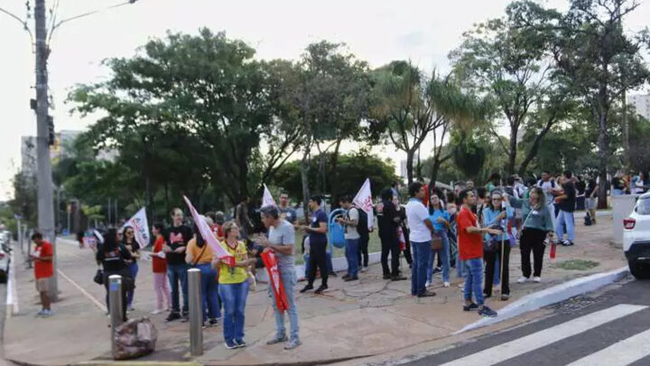 Há 1 mês em greve, professores levam ‘luta’ por salário à Praça do Rádio