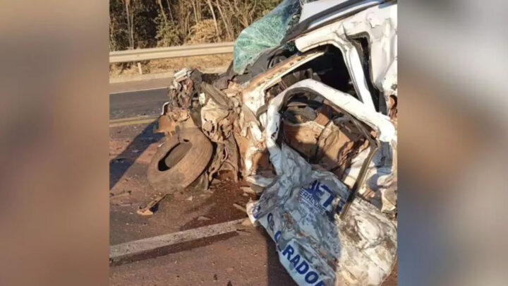 Acidente entre carreta e Strada deixa uma pessoa morta e outra ferida na BR-163