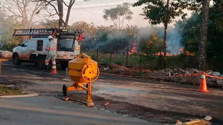 Corpo de Bombeiros apaga incêndio em vegetação na Vila Jary, em Caarapó