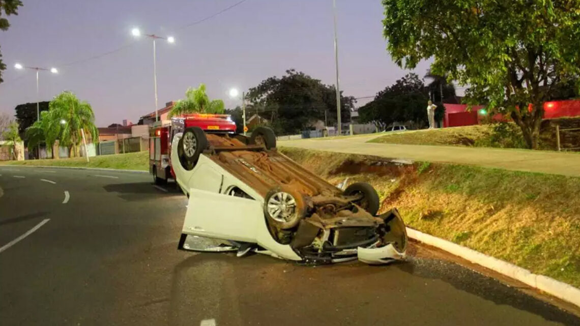 Motorista perde controle em curva e carro capota na Avenida Noroeste – CREDITO: CAMPO GRANDE NEWS