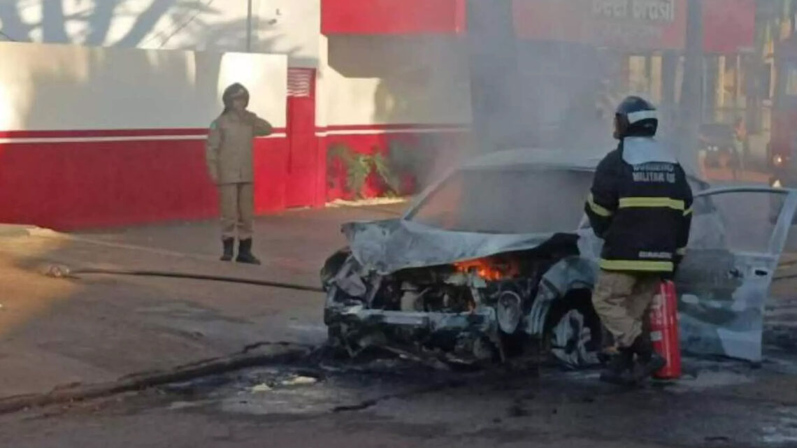 Carro fica totalmente destruído após pegar fogo em Dourados