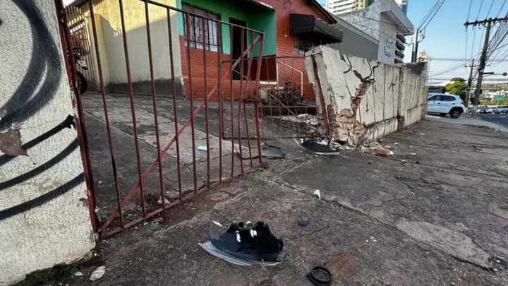 Motorista atinge muro de casa na Rua Ceará e abandona veículo