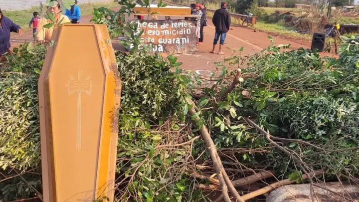 Indígenas voltam a fechar estrada e velam vítima de acidente