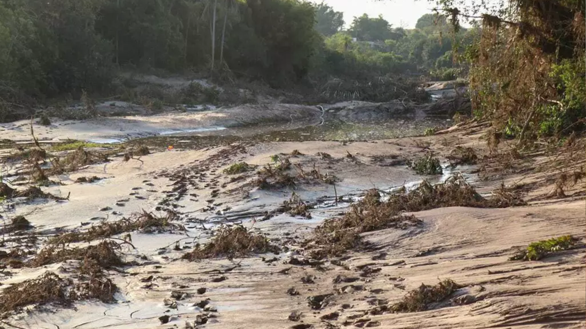 Moradores de loteamento que teve barragem rompida estão isolados