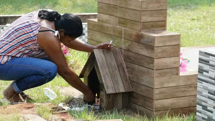 Cemitérios proíbem até acender velas para defuntos por causa de incêndios