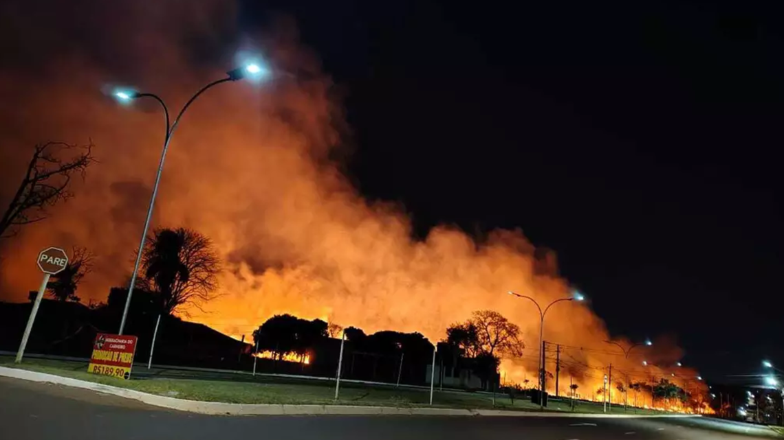 Impactante: Fogo toma conta de terreno em avenida do Rita Vieira