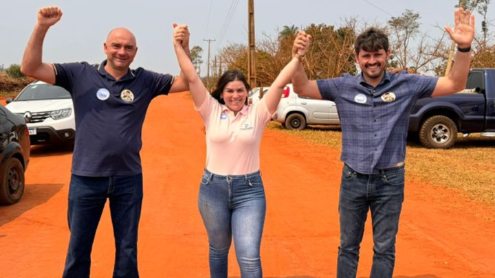 ITAQUIRAÍ: Ariadne Gheller faz grande adesivaço em assentamento