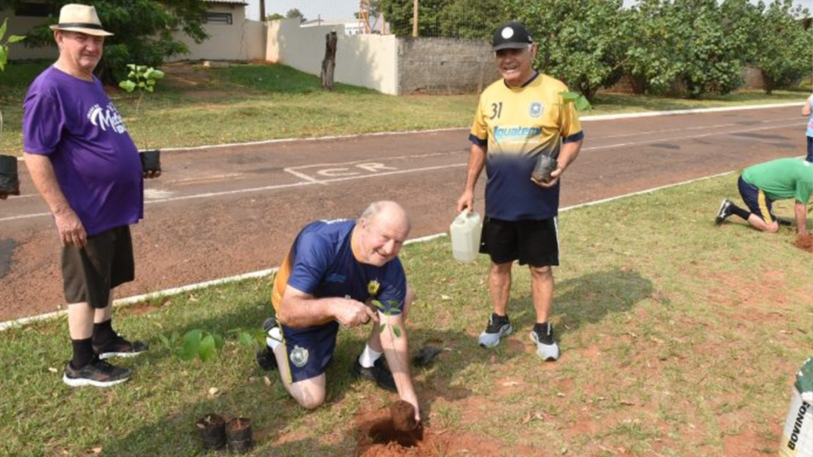 Melhor Idade de Iguatemi participa de plantio de mudas de árvores em comemoração ao Dia Internacional do Idoso