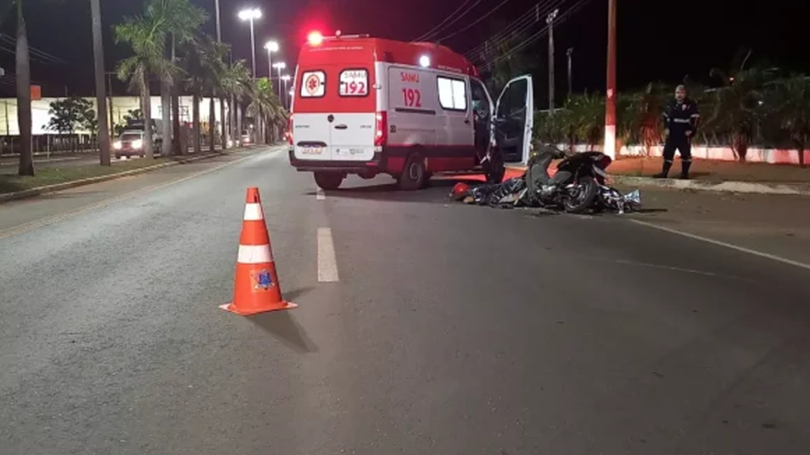 Jovens de 18 e 19 anos morrem após acidente de moto com carreta