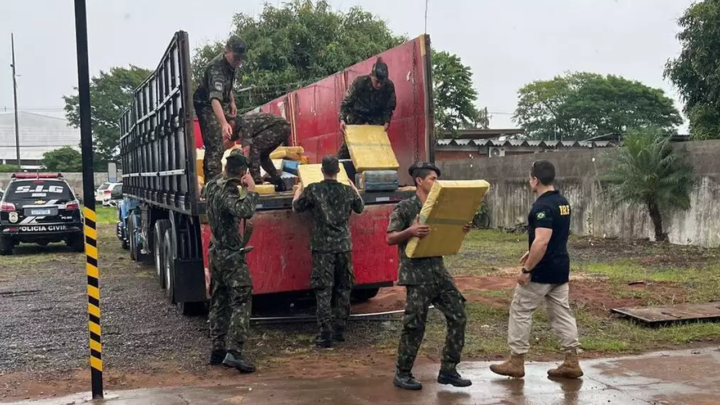 Abordado em rodovia na fronteira, caminhão levava três toneladas de maconha