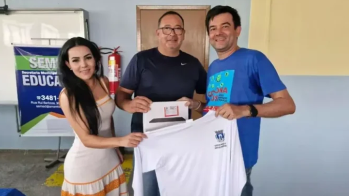 Prefeito Dr. Bandeira comemora entrega de tablets e camisetas para Agentes Comunitários de Saúde e de Endemias