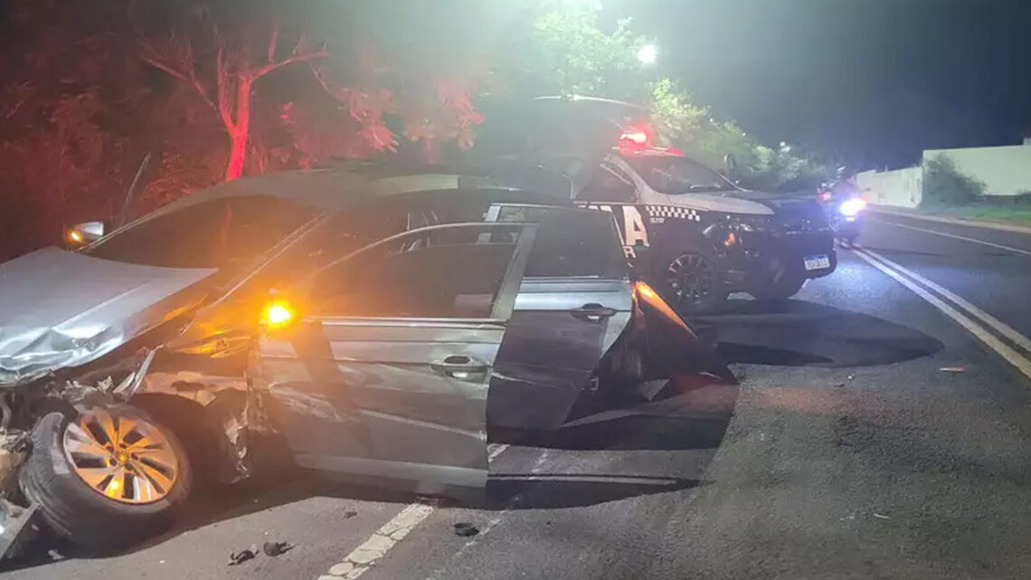 Motorista corre ao ver PM, bate em guard rail e acaba preso com pistola