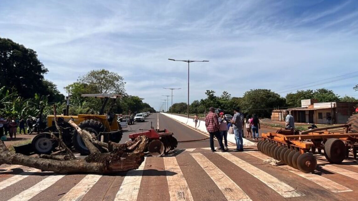 Por falta de água, indígenas fecham MS-156, entre Dourados e Itaporã