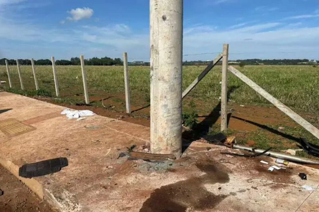 Casal morre após motorista tentar desviar de montinho de terra e atingir poste