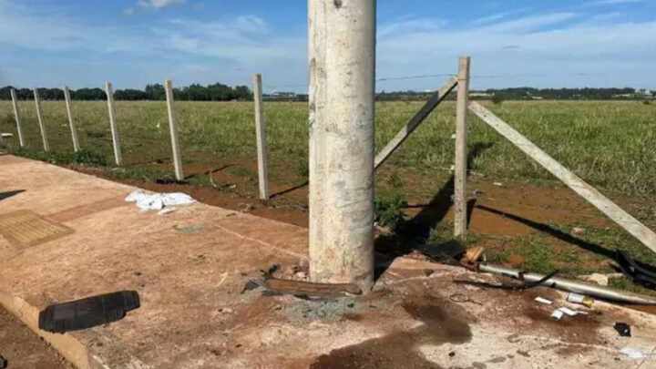 Casal morre após motorista tentar desviar de montinho de terra e atingir poste