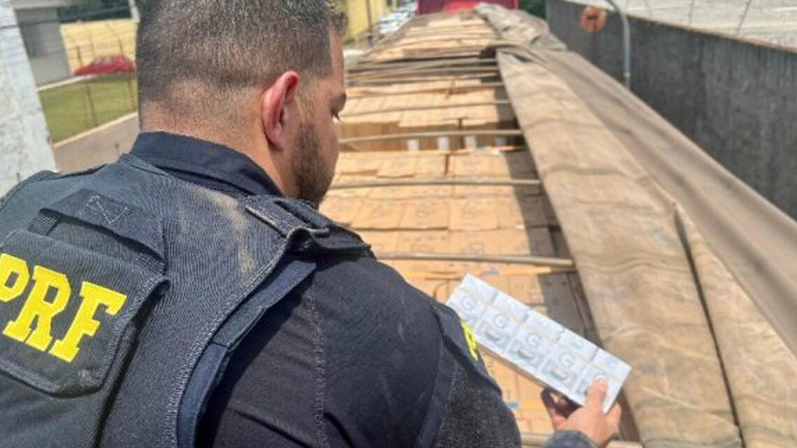 Caminhoneiro que saiu de Mundo Novo é preso com CNH falsa e 500 mil maços de cigarros na BR 277
