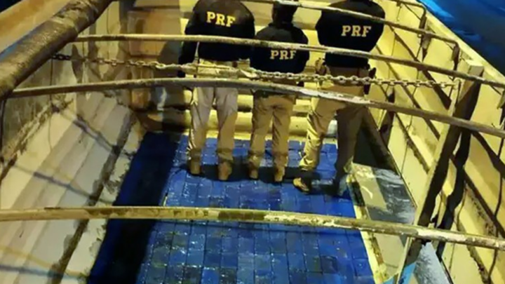 Motorista é preso com meia tonelada de cocaína escondida entre calcário