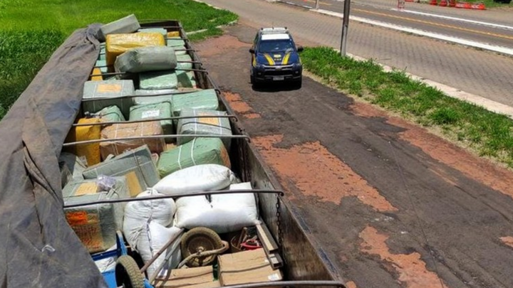 Em Bataguassu, PRF apreende carreta abarrotada de mercadorias ilegais