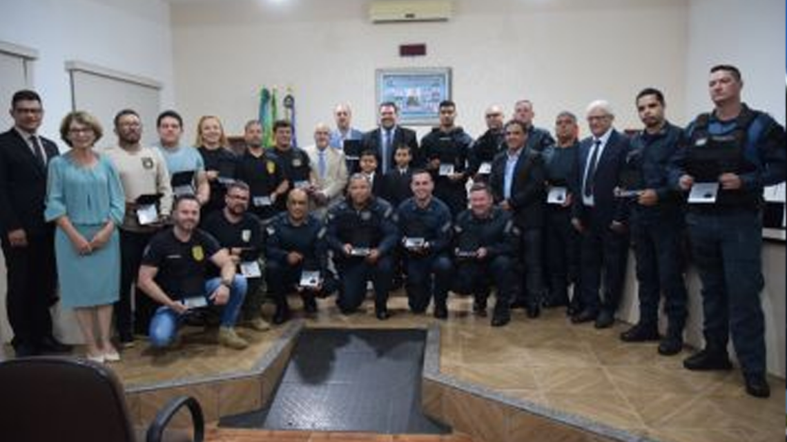 Câmara de Iguatemi homenageia policiais civis e militares
