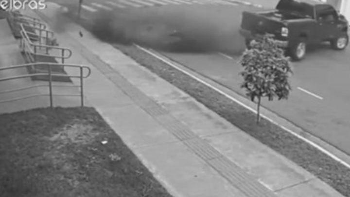 Polo fica destruído após colidir com Dodge Ram