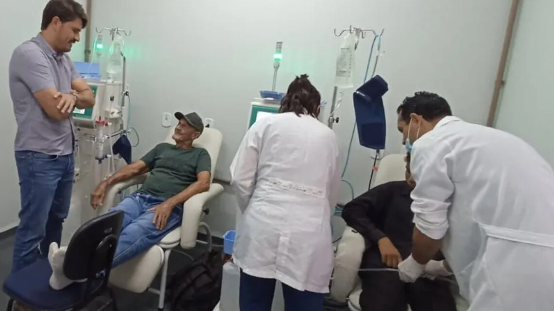 Prefeito Thalles acompanha pacientes de Itaquiraí na 1ª sessão de hemodiálise no Centro de Nefrologia de Naviraí