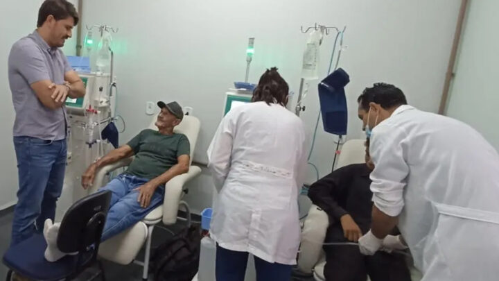 Prefeito Thalles acompanha pacientes de Itaquiraí na 1ª sessão de hemodiálise no Centro de Nefrologia de Naviraí
