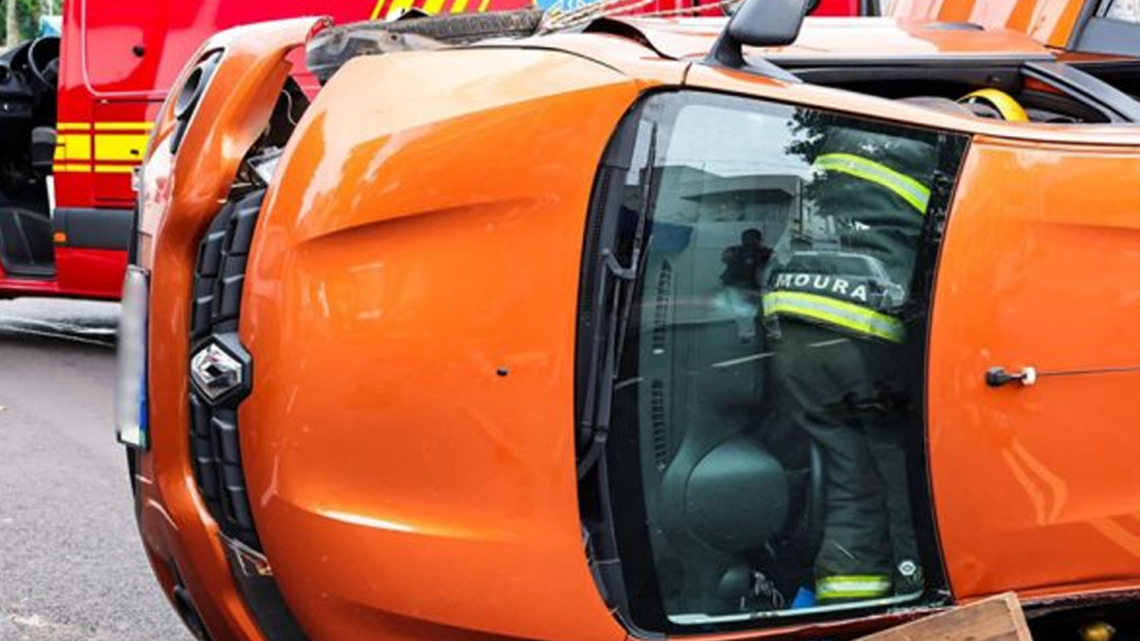 A caminho da igreja, idosa bate em carro parado e veículo tomba na Sebastião Lima