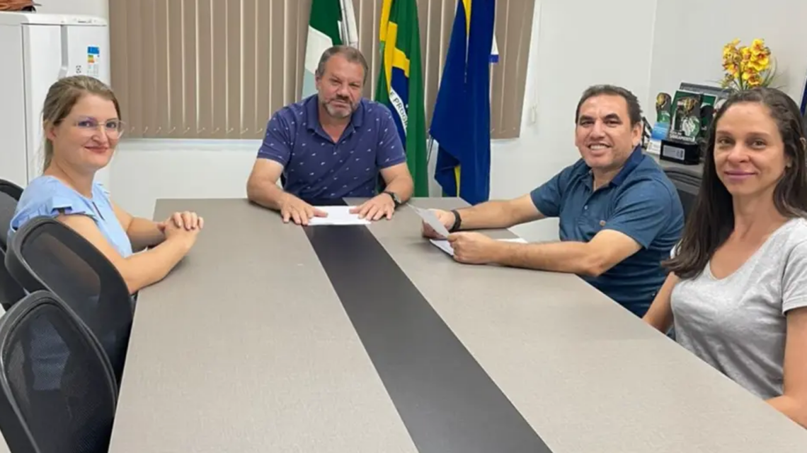 Prefeito de Paranhos recebe diretores do PREVIPAR