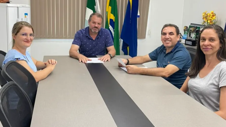 Prefeito de Paranhos recebe diretores do PREVIPAR
