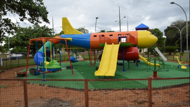 Iguatemi – Playgroud com formato real de um avião é a mais nova atração da praça Marcílio Augusto Pinto