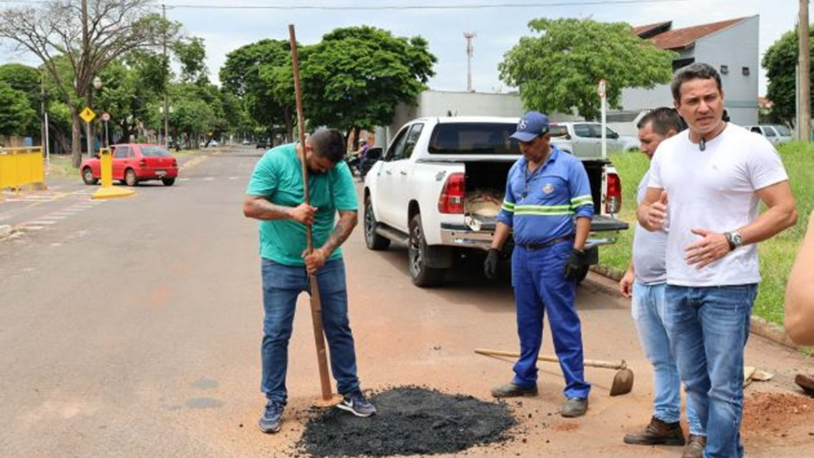 Prefeitura de Naviraí executa limpeza das vias públicas e inicia a operação tapa-buraco