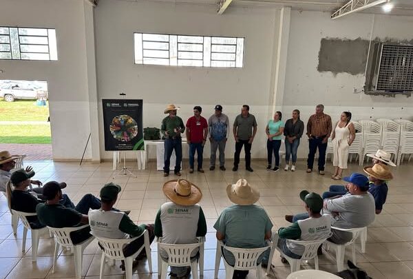 Curso de Equideocultura capacita participantes no preparo de cavalos para o laço.