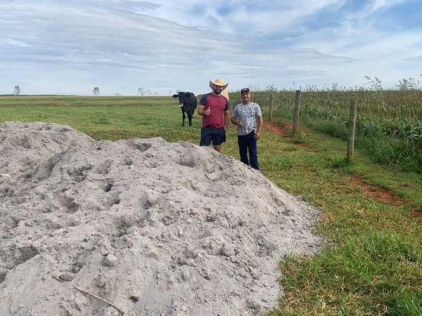 Entrega de calcário para os produtores rurais do município de Eldorado.