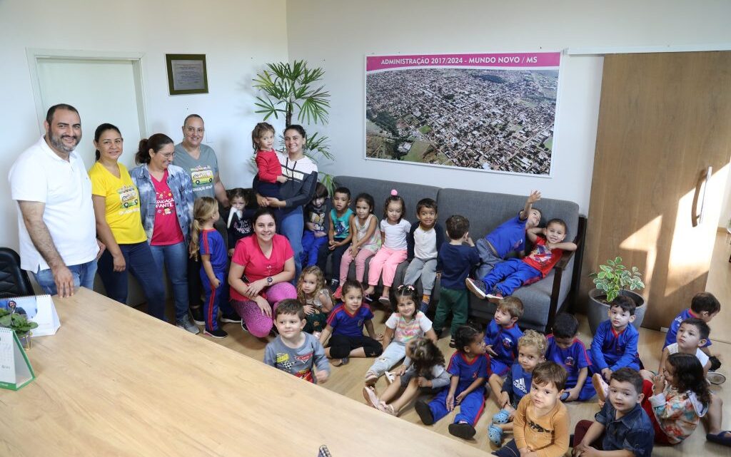 Alunos do CEI Monteiro Lobato visitam a prefeitura em homenagem ao Dia das Mães e aniversário da cidade