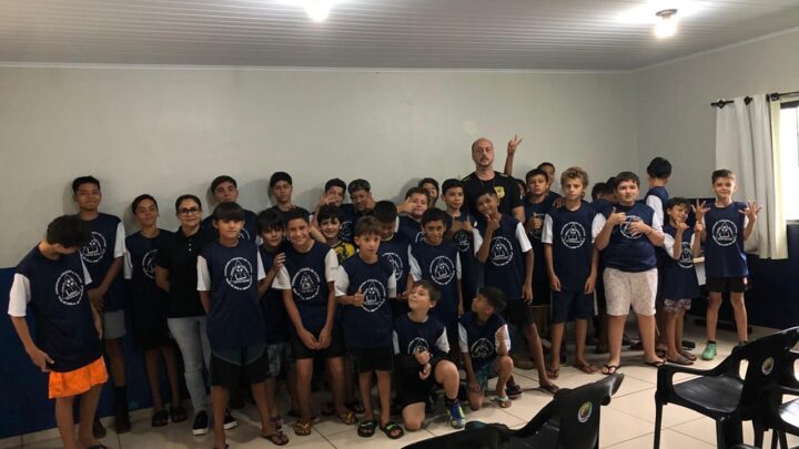 ALUNOS DO PROJETO “BOM DE BOLA BOM NA ESCOLA” PARTICIPAM DE PALESTRA EDUCATIVA MINISTRADA PELA POLÍCIA CIVIL DE IGUATEMI.