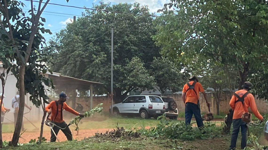 SECRETARIA MUNICIPAL DE OBRAS INTENSIFICAM LIMPEZA EM AREA URBANA DO ASSENTAMENTO NOSSA SENHORA AUXILIADORA.