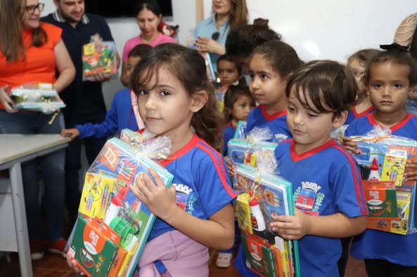 Governo de Mundo Novo entrega mais de 2 mil kits escolares com recursos próprios