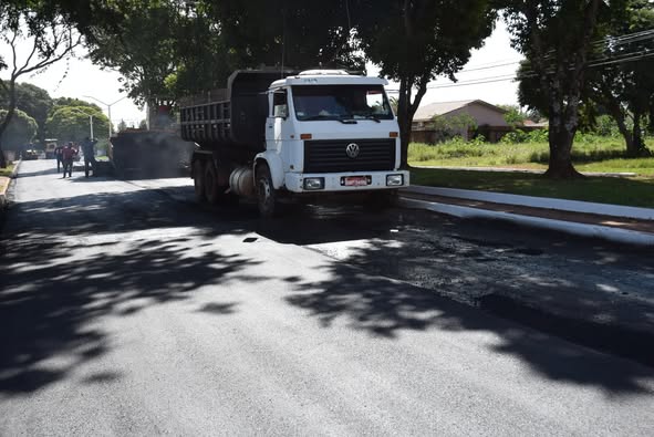PREFEITURA ESTÁ FINALIZANDO AS OBRAS DE RECAPEAMENTO ASFÁLTICO DA AVENIDA PRESIDENTE VARGAS, NO BAIRRO DA VILA ROSA.