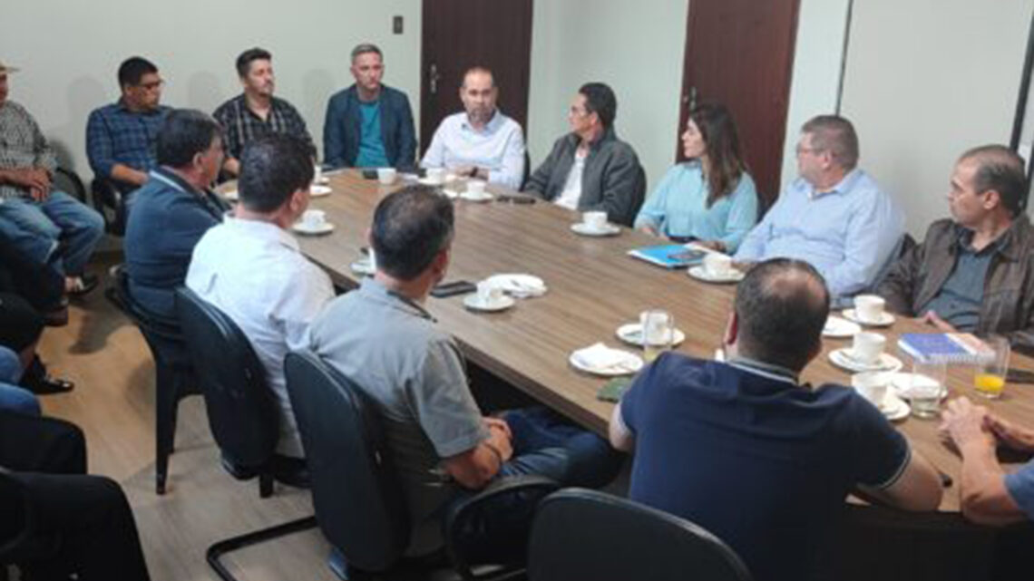 Governo de Mundo Novo mantém diálogo transparente em reunião com vereadores e secretários municipais