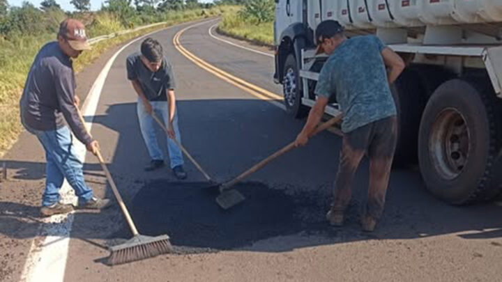 Infraestrutura realiza operação de tapa-buracos na MS-386