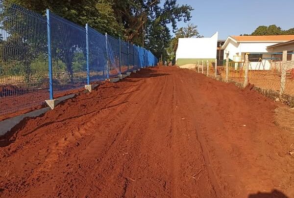 Secretaria de Infraestrutura realiza melhorias nas estradas e apoio à construção de alambrado na Aldeia Porto Lindo