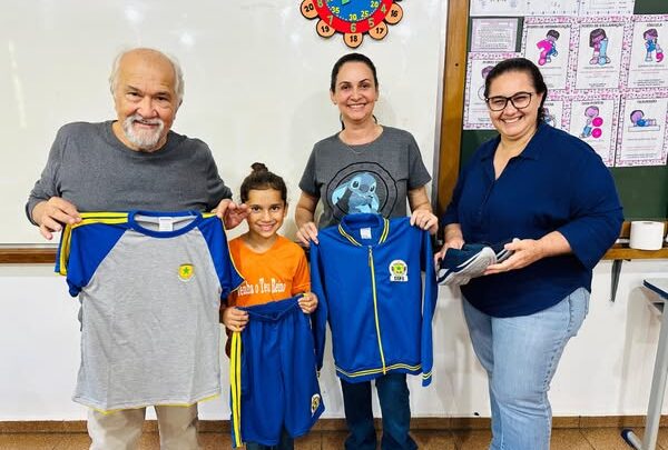 PREFEITO LÍDIO E SECRETÁRIA DE EDUCAÇÃO REALIZAM ENTREGA DOS NOVOS UNIFORMES PARA ALUNOS DA REDE MUNICIPAL DE ENSINO.