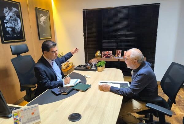 PREFEITO DR. LÍDIO LEDESMA APRESENTA PROJETO DE REFORMA DO ESTÁDIO MUNICIPAL AO SENADOR NELSINHO TRAD E CONFIRMA LIBERAÇÃO DE R$ 500 MIL PARA ILUMINAÇÃO PÚBLICA